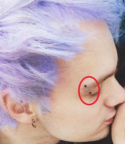 Michael -Clifford-Piercing na sobrancelha