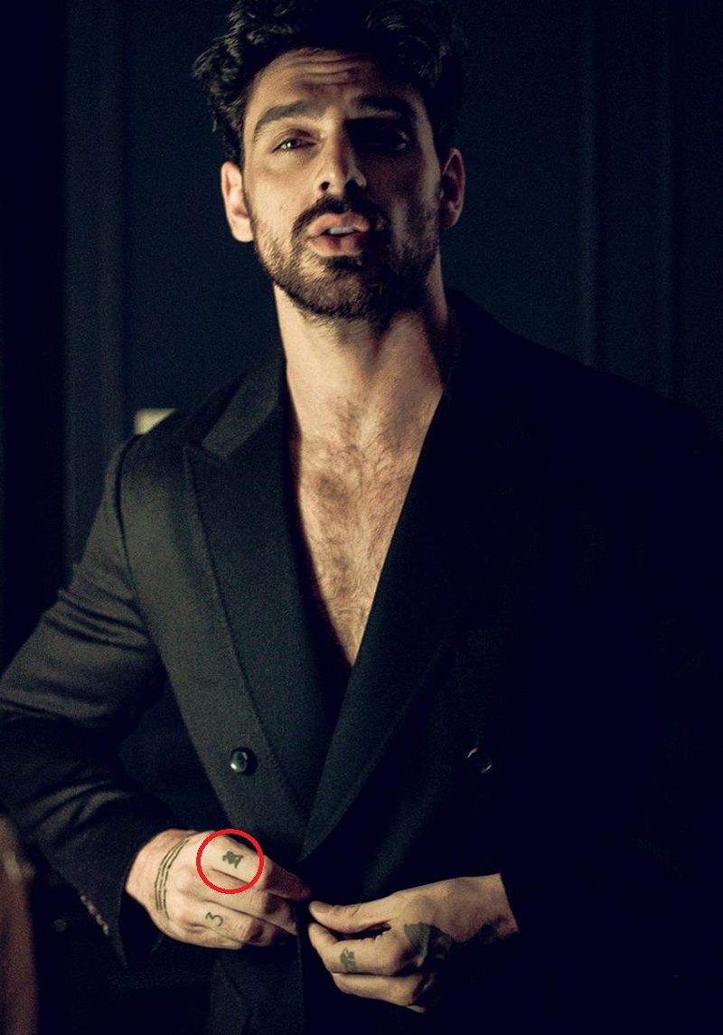 Michele Morrone-Tattoo sur son doigt droit