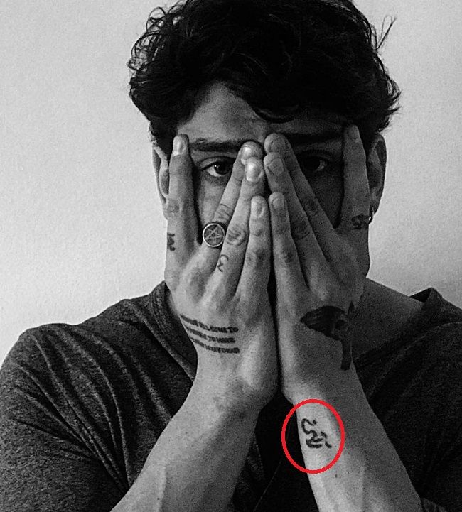 Michele Morrone-tatouage-poignet