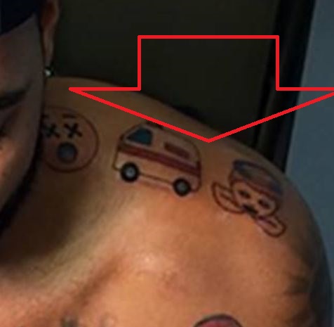 Mike Scott Emojis na levem ramenu