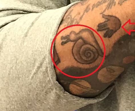 Mike Scott Tattoo z majhnimi rokami in polži