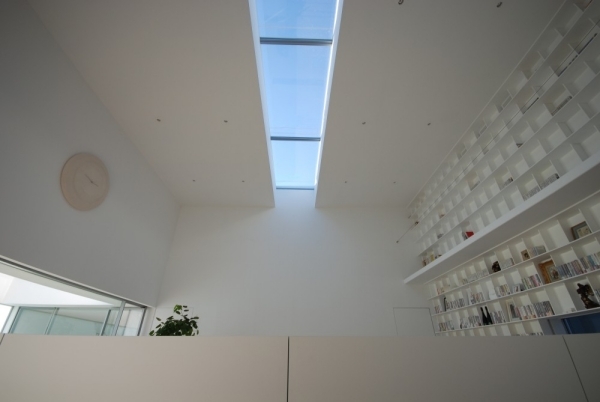 arhitectură modernă cu luminatoare de design simple