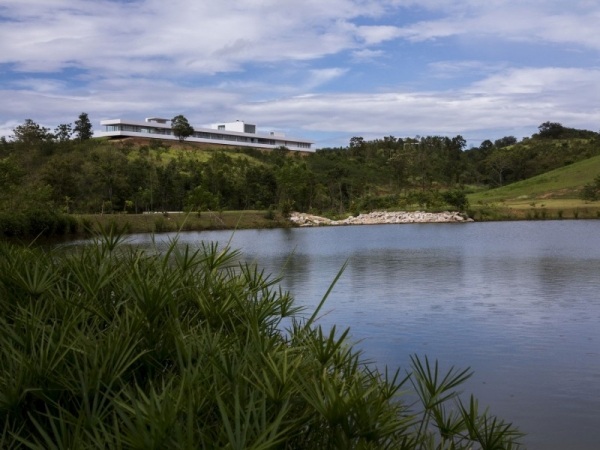 designul casei de weekend în natură în stil minimalist