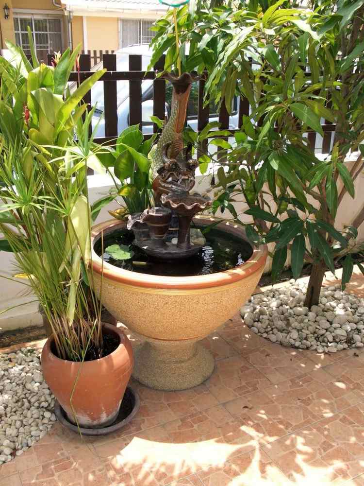 mini-iaz-balcon-ghiveci-de-flori-argilă-apă caracteristică-apă însorită