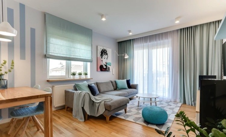 perdelele de mentă și jaluzelele plisate se potrivesc perfect cu gri deschis