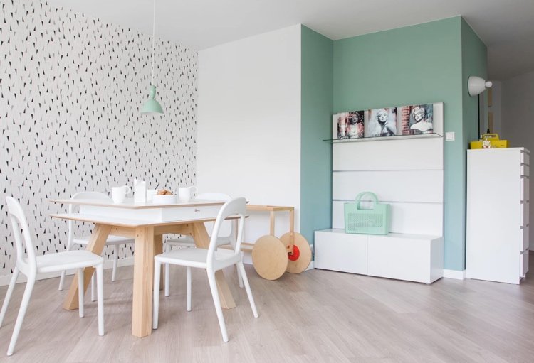 Verde menta se potrivește perfect cu lemnul alb și deschis