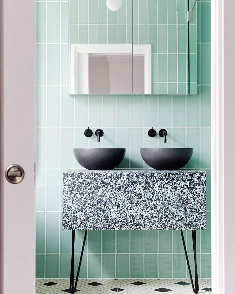 Combinați gresie de menta în baie cu alb și negru