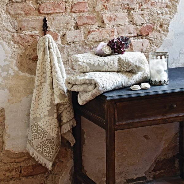 Idei de decorare prosoape mobilier stil rustic perete din piatra naturala