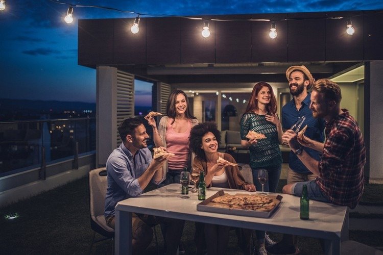 Prietenii sărbătoresc senzația de sărbătoare pe terasă