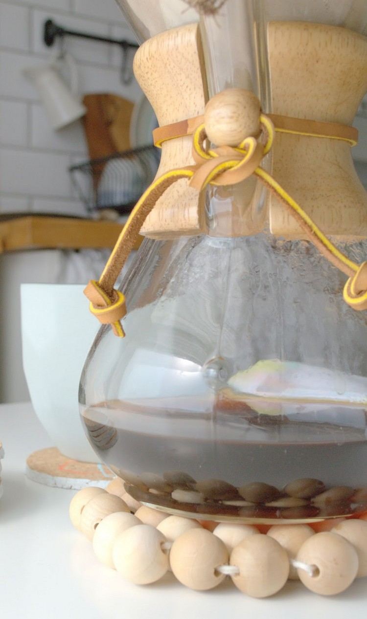 De asemenea, poți să faci tuși de coastă pentru ceainice singur cu bile de lemn cu-margele-de-lemn-tinzatoare-sub-coaster-hand-made-ceainic-bile-din-lemn-bucatarie
