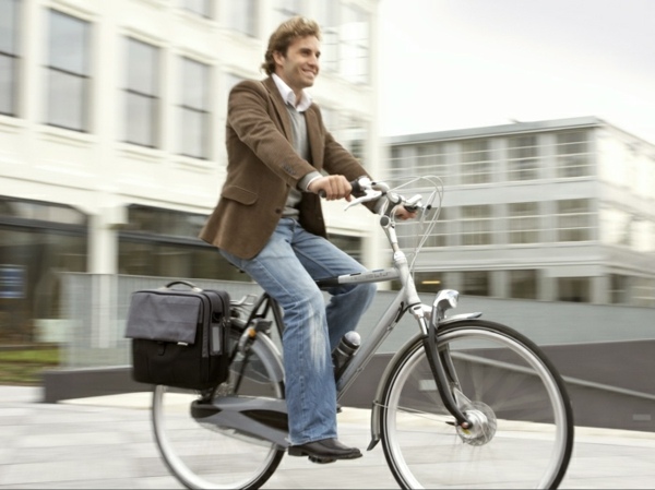 Plimbare cu bicicleta de lucru economisi bani exercițiu oraș Economisiți bani lucrați în oraș în loc de fitness