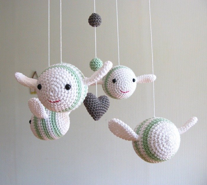 Mobil-peste-patut-bondari-albine-miere-jucarii-bebelusi