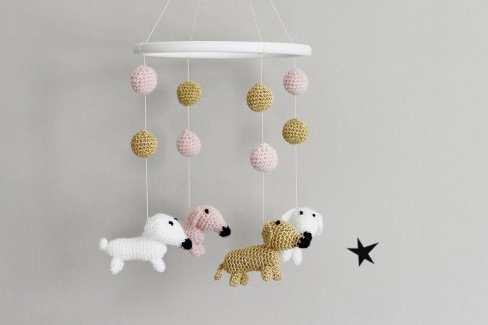 Mobil-deasupra-pătuțului-Dachshund-elemente-agățate-tricotate