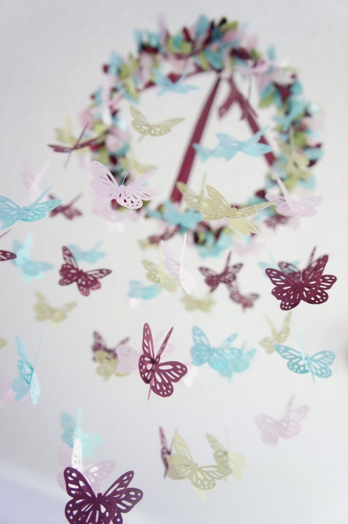 Mobil-deasupra-pătuțului-fete-fluturi-roz-violet-albastru