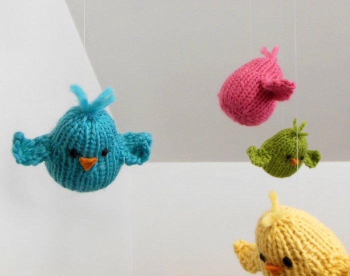 mobil-colorat-deasupra-patului-copilului-tricotat-pasari-zburatoare-din-lana-naturala