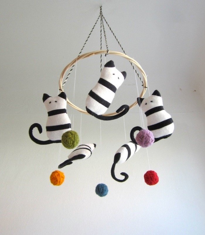 Mobil-deasupra-pătuțului-pisoi-dungat-ecologic-fără-poluare