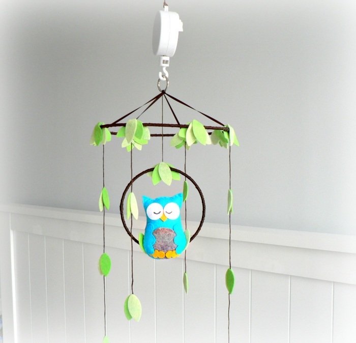 Mobil-peste-pătuț-bufniță-copac-ramură-muzică-jucărie-fetru