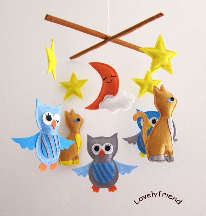 Mobil-deasupra-patului-pisicilor-stele-fetru-manual
