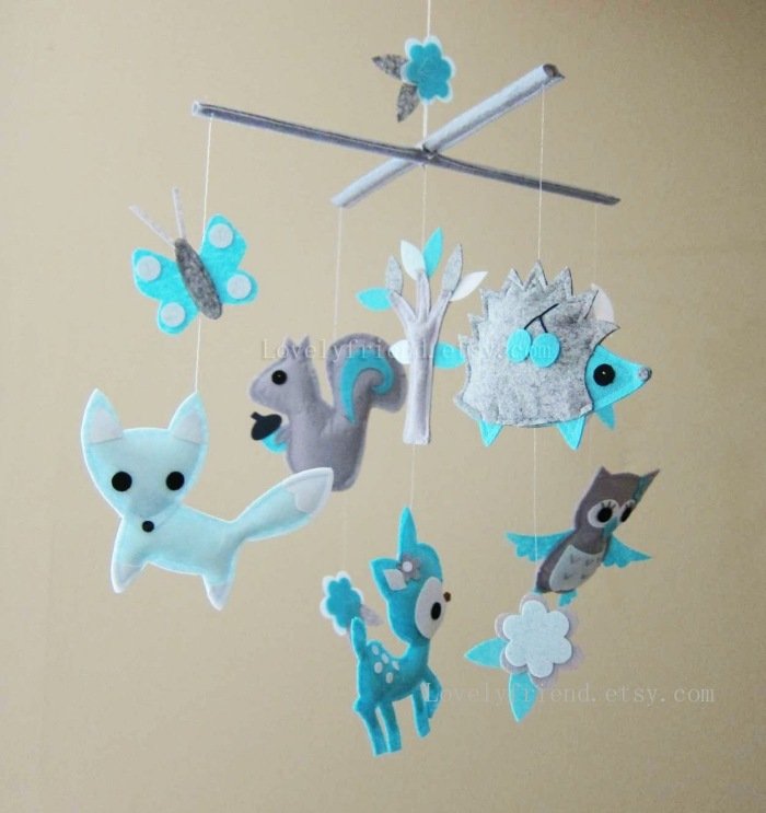 Tema-padurii-mobil-peste-patut-albastru-animale-vulpe-arici-bufnita-veverita