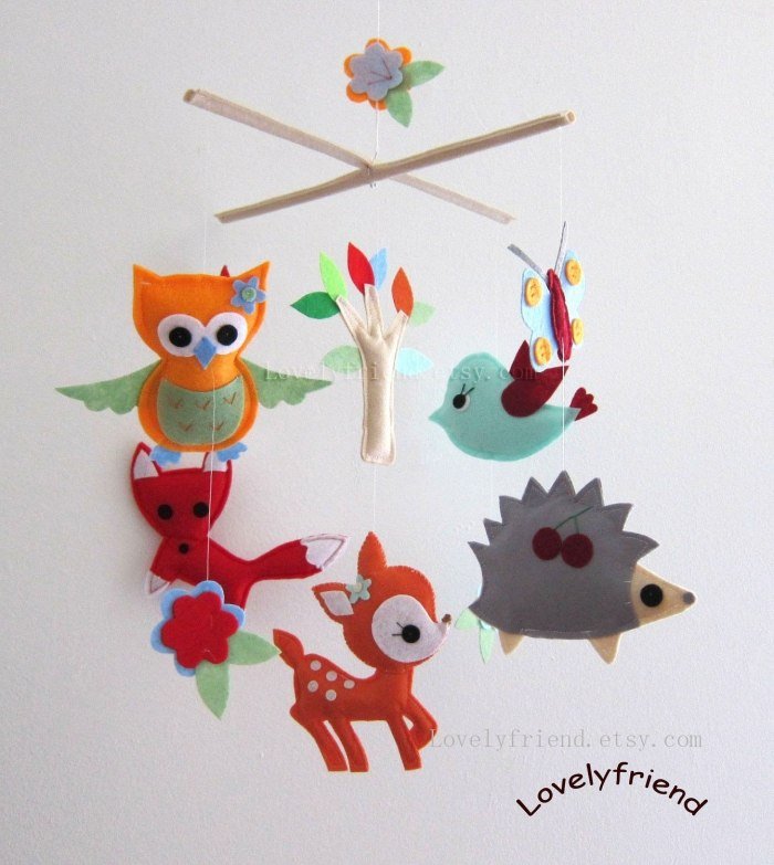 Animale-de-pădure-mobile-deasupra-pătuțului-făcute-din-pâslă-vulpe-arici-cerb-pasăre