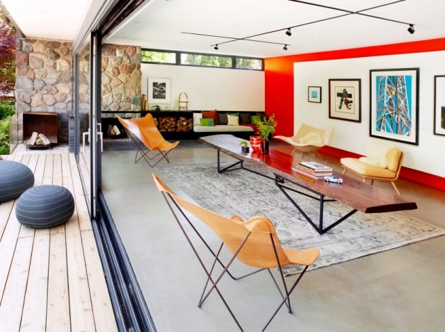 casă de piscină renovată cu mobilier de design rezidențial retro chic Pavilion rezidențial-pereți interiori-uși culisante vopsite în roșu-terase din lemn-perne de podea