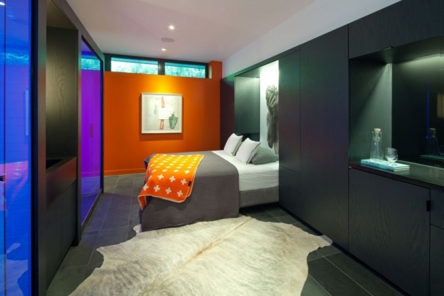 Patul pliabil din dormitor dispare în peretele portocaliu Dormitor-pat pliant-negru-dulap-uși-pereți-în-roșu-puternic