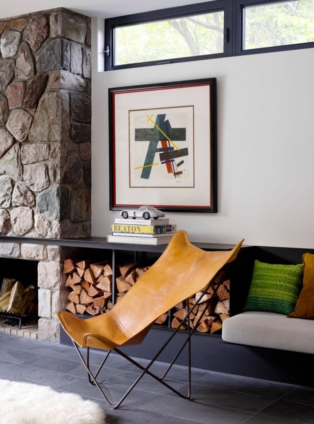 Proiectează un colț de lectură - șemineu interior cu fotolii din lemn și piele Relaxați-colț-lângă-șemineu-scaun-cadru metalic-acoperă din piele-pliabil-economisind spațiu