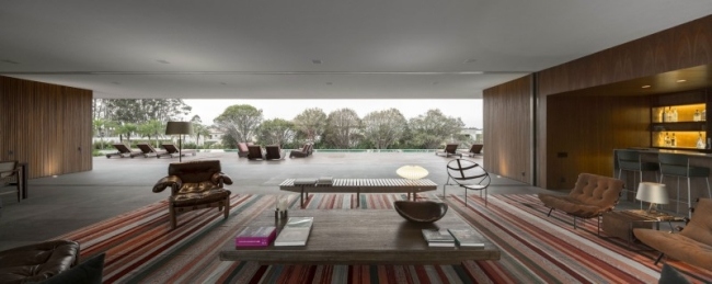 Arhitecții - plan deschis - elemente tradiționale - geamuri de răcire pasive