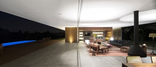 Șemineul cu verandă deschisă subliniază conexiunea exterioară-interioară