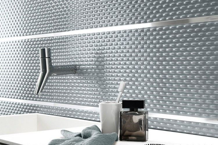Placi cu efect 3d în argint gresie-baie-moderna-stralucitoare-argintie-textura