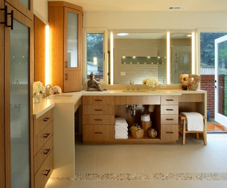 două zone de spălare în baie cu spațiu suficient de depozitare Mobilier de baie din bambus -modern-baie-mare-iluminat-indirect-sertare-oglinzi-dulapuri