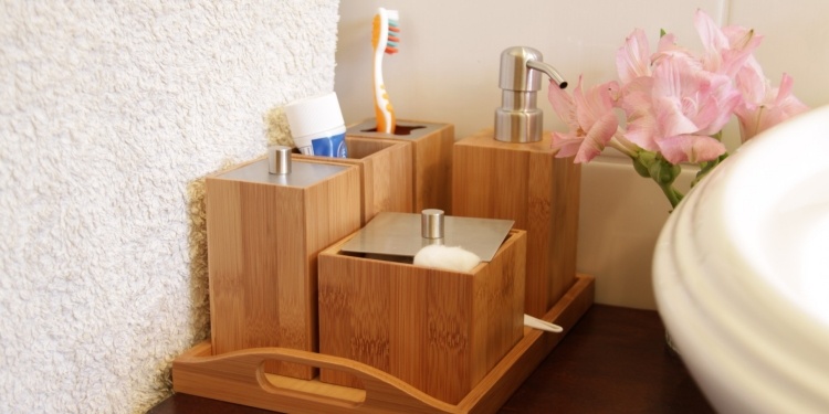 accesorii potrivite pentru mobilierul de baie din bambus mobilier-baie-bambus-accesorii-moderne-dispenser-sapun-tava-ordonat