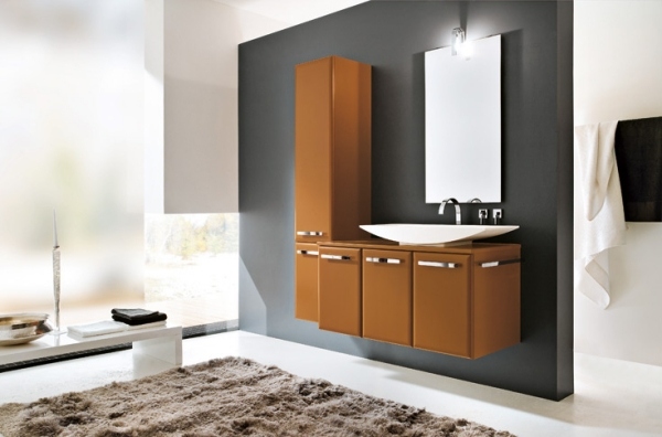 Design mobilier baie, aspect lemn, bandă cu mâner oglindă-metalică