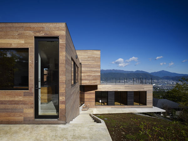 Casă modernă la munte - vedere laterală Cabană modernă cu vedere laterală
