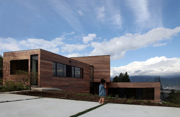 Casă modernă pe cerul munților Cabană modernă, cu vedere la cer