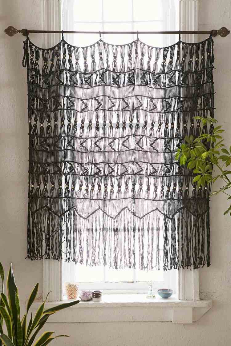 idei moderne pentru perdele de croșetat cu franjuri în negru perdele-croșetate-moderne-romantice-hippie-negre-ferestre-macrame-plante