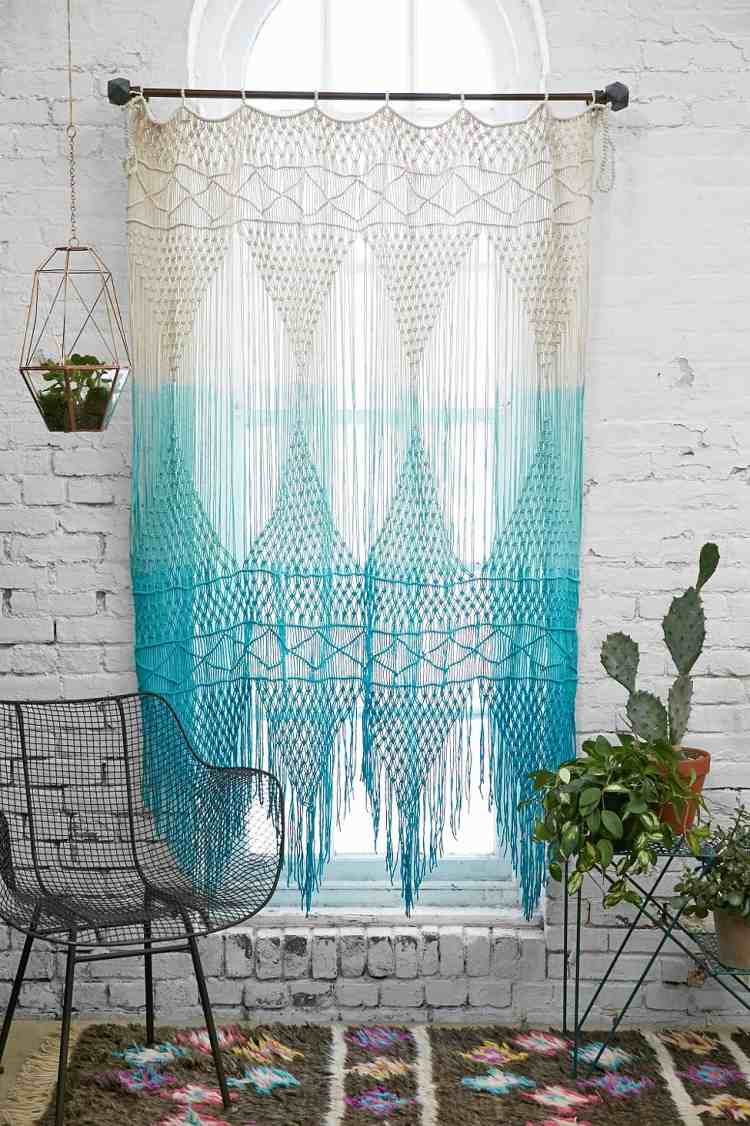 frumoase idei moderne pentru perdele de croșetat cu efect ombre perdele de croșetat-modern-romantic-hippie-macrame-alb-turcoaz-ombre-zid de cărămidă