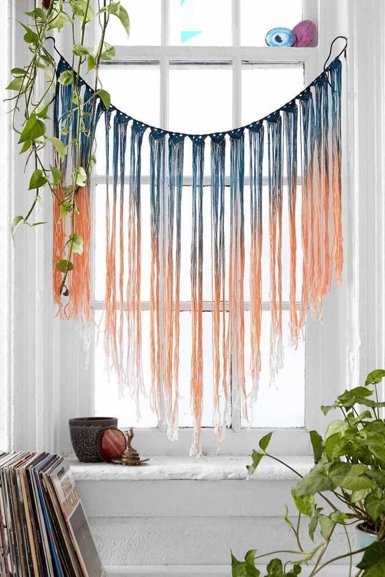 Varianta pentru perdelele moderne de croșetat - macramé cu franjuri lungi perdele-croșetate-plante-ferestre-romantice-moderne-hippie-macrame