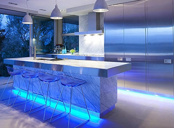 Iluminare modernă LED în bucătărie Bucătărie modernă cu iluminare LED
