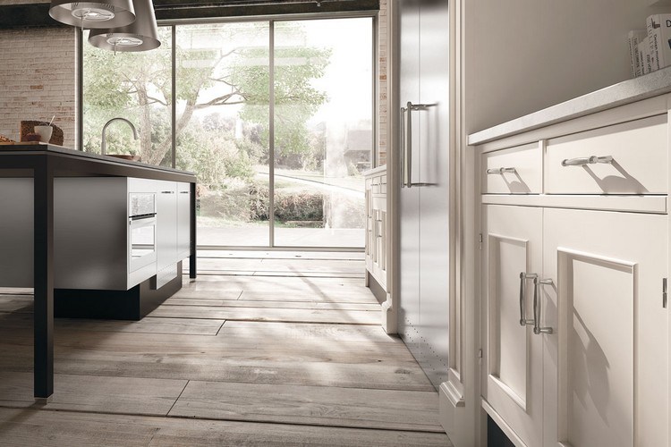 mânere metalice elegante și fronturi albe ale dulapului bucătărie-modernă-casă-la-țară-mânere-metal-bine-formate