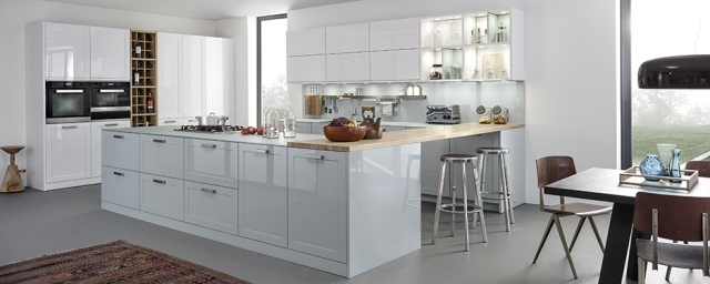 design de bucătărie alb lucios, suprafețe ușor de întreținut