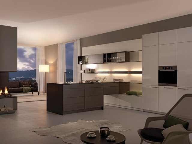 Bucătărie amenajată, design modern de bucătărie, gri și alb fără mâini