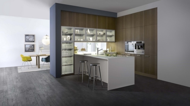 Insulă de bucătărie albă - perete despărțitor cu lăcuță lucioasă