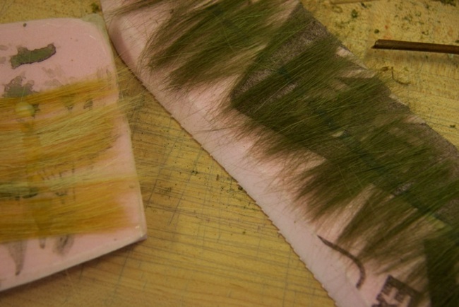 Instalație de artă pregătind iarba Pregătirea instalării lipici de iarbă