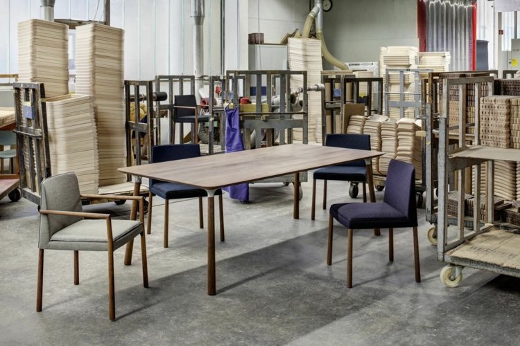 Mobilier de sufragerie din lemn masiv, cu o formă modernă, subțire Mobilier sufragerie din lemn masiv thonet scaune design modern tapițerie violet