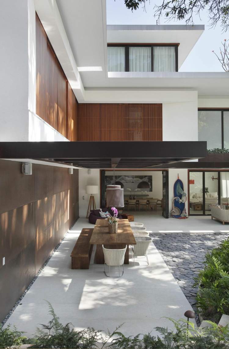 Idee cu mobilier de grădină din lemn și ratan idei-terasa-metal-pergola-banca-masa-masa-lemn-ratan-scaune