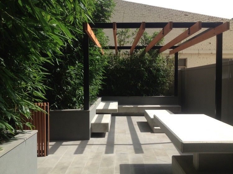Plante de bambus în paturi ridicate din beton și pergolă din aluminiu plante-terase-moderne-beton-pergola-minimalista-plante-bambus