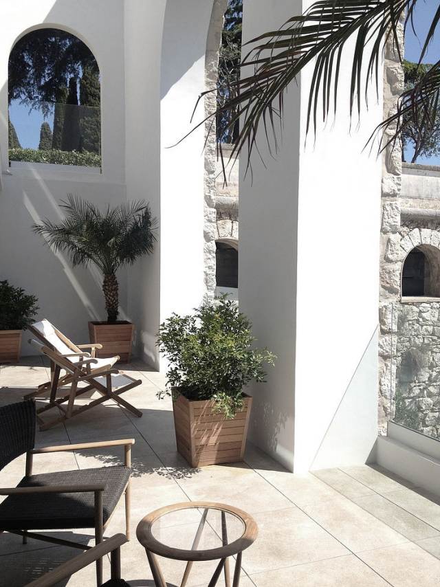 terasa acoperita cu flori din lemn mediteranean terasa-acoperita-mediterana-fler-jardiniera-din-lemn