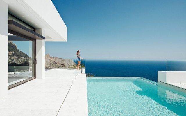 idei terasa balustrada de sticla vedere fara obstacole piscina idei-terasa-balustrada-de-sticla-piscina-libera