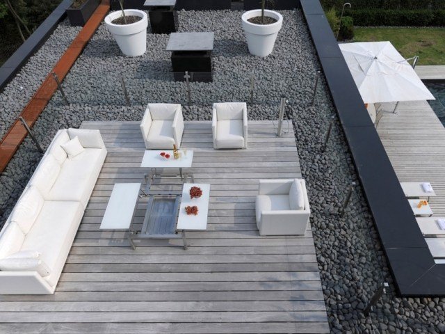 terasa acoperisului lemn pietricele gri mobilier alb acoperiș-terasă-lemn-gri-pietricele-alb-mobilier